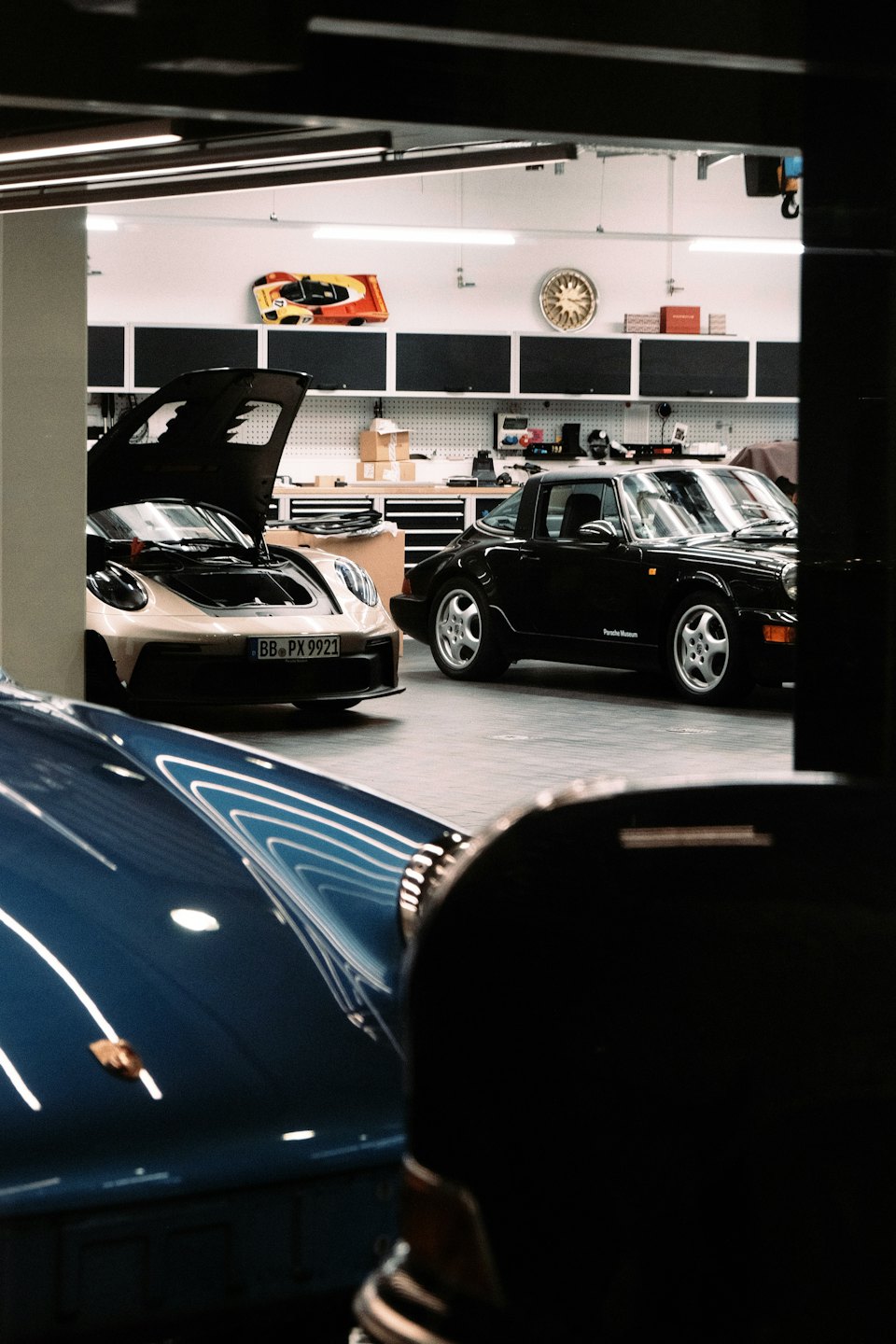 Auto sportive parcheggiate in un'officina automobilistica ordinata.